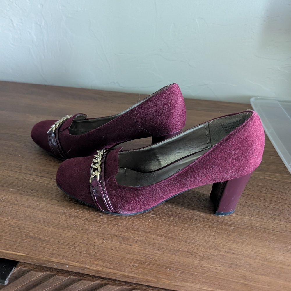 Karen Scott Red Classic Heels with Chain Accent